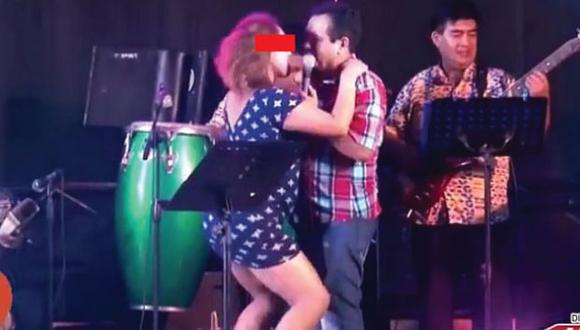 Facebook: Tony Rosado se propasó con mujer y le alzó el vestido en pleno concierto. (Facebook)