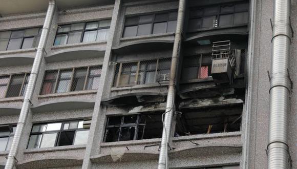 Se ven ventanas quemadas en un hospital después de un incendio en el séptimo piso en New Taipei City. (Foto: AFP)