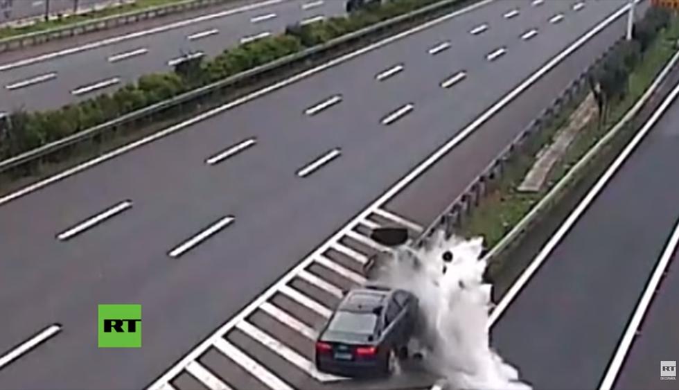 Conductor sufre brutal accidente tras quedarse dormido al volante en autopista de China. (Foto: YouTube|RT en Español)
