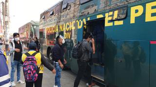 30 buses de la PNP trasladaron a cientos de pasajeros del servicio del Metropolitano [VIDEO]