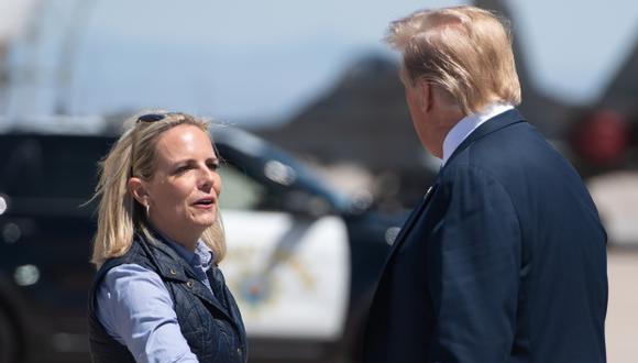 La secretaria de Seguridad Nacional Kirstjen Nielsen le da la mano al presidente de los Estados Unidos, Donald Trump, luego de llegar a Air Force One en la instalación aérea naval El Centro, California. (Foto: AFP)