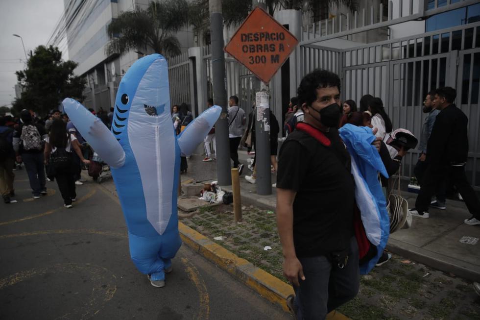 Los fans se disfrazaron de tiburón, en alusión a la canción "Safaera" de Bad Bunny. (Foto: Renzo Salazar / @photo.gec).