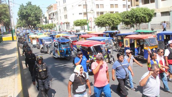 Mototaxistas se movilizaron por diversas vías de Piura.
