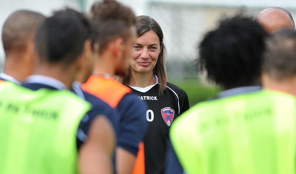 Corinne Diacre es la primera mujer en dirigir un equipo profesional de fútbol masculino. (AFP)