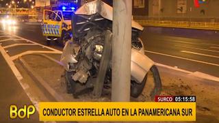 Auto se estrella contra poste de alumbrado público en la Panamericana Sur