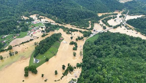 Vista aérea de una inundación repentina en el este de Kentucky tomada por la tripulación de la Guardia Nacional del Ejército de Tennessee en un helicóptero Black Hawk el 28 de julio de 2022. La Guardia de Tennessee envió cinco helicópteros y tripulantes a ayudar con los esfuerzos de rescate. (Foto de Handout / Guardia Nacional de Tennessee / AFP)