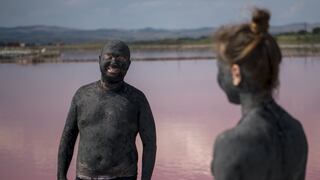 Las lagunas rosas del Mar Negro en Bulgaria atraen por sus relajantes de baños de barro