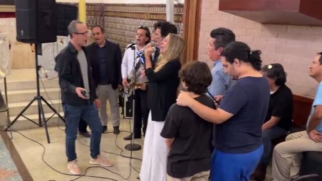 ¡Emotivo! En misa por la muerte de Pedro Suárez-Vértiz cantaron ‘Me elevé’