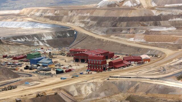 Minería e Hidrocarburos cae 0.71% en julio y consumo interno de cemento avanza en 22.38%