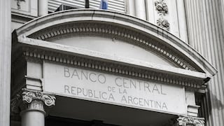 Argentina pone restricciones a compra de dólares y transferencias al exterior