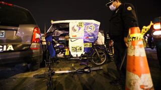 Chofer de furgoneta fuga tras chocar mototaxi y provocar la muerte de mujer en Santa Anita | VIDEO