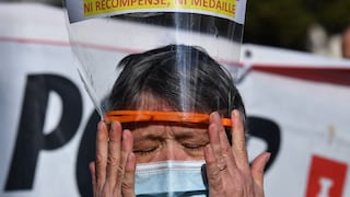 Sanitarios en Francia vuelven a manifestarse para pedir más personal   [FOTOS]
