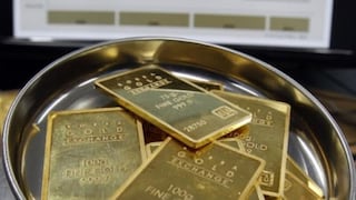 Precio del oro retrocedió al final de la sesión en línea con otros metales preciosos