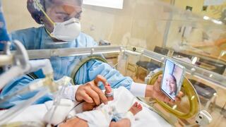 ‘Cuidar es amar’: Bebés en UCI pueden tener contacto con sus padres a través de videollamadas