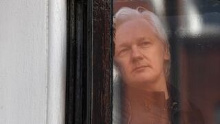 Julian Assange, su padre pide que lo extraditen a Australia