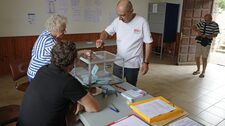 Francia vota en cruciales legislativas con la extrema derecha expectante