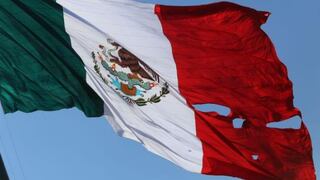 México: Presidente Peña Nieto celebra ceremonia con la bandera rota