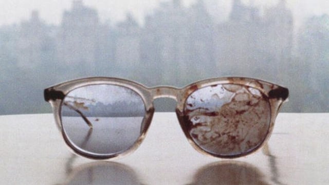 Yoko Ono muestra las gafas ensangrentadas de John Lennon en Twitter