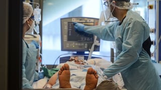 Los casos en Chile caen un 6 % en 7 días, pero hospitales siguen al límite