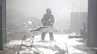 El arduo trabajo de los bomberos para controlar incendio en almacén de VES | FOTOS
