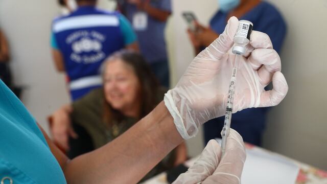 Essalud lanza primer vacunatón contra el frío para adultos mayores