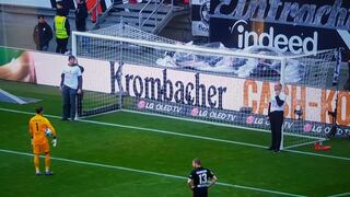 Un partido en Alemania se detuvo unos minutos por dos hinchas que se ataron a los postes del arco
