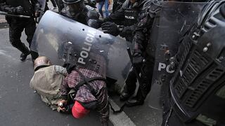 Denuncian agresiones contra periodistas que cubren protestas en Ecuador