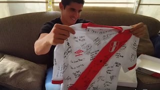 Aldo Corzo se emociona hasta las lágrimas con regalo de los hinchas peruanos [VIDEO]
