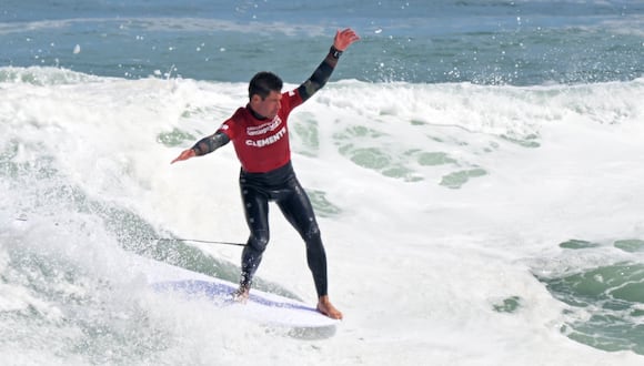 'Picolo' Clemente compite durante la final masculina por la medalla de oro en longboard de surf de los Juegos Panamericanos Santiago 2023 en la playa Punta de Lobos en Pichilemu, Chile, el 30 de octubre de 2023. (Foto de ERNESTO BENAVIDES / AFP)