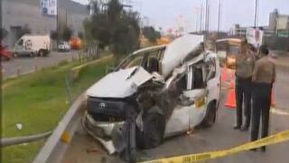 Aparatoso choque de taxi y camión deja 2 muertos en la Panamericana Sur [VIDEO]