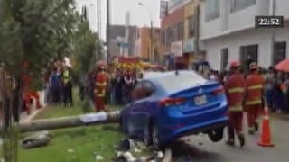 Ate Vitarte: Policía en aparente estado de ebriedad estrelló su auto contra un poste