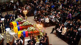 Ecuatorianos despiden a equipo periodístico asesinado por disidentes de las FARC