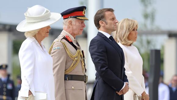 El rey Carlos III y el presidente francés Enmanuel Macron, junto a sus esposas, rindiendo homenaje en el Memorial Británico de Normandía.
(Foto: CHRIS JACKSON (GETTY IMAGES))