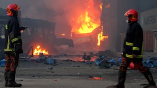 Bangladés: gigantesca explosión en depósito de contenedores deja 49 muertos
