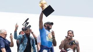 LeBron James fue ovacionado a su llegada a Cleveland tras obtener el título de la NBA [Fotos]