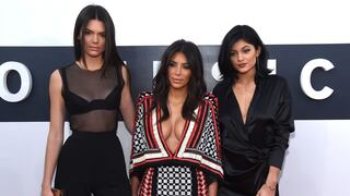 Kim Kardashian se pasea por el mundo y envía tierno mensaje a sus hermanas