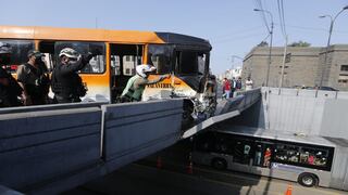 Cercado de Lima: Cúster se estrella contra puente y casi cae a las vías del Metropolitano 