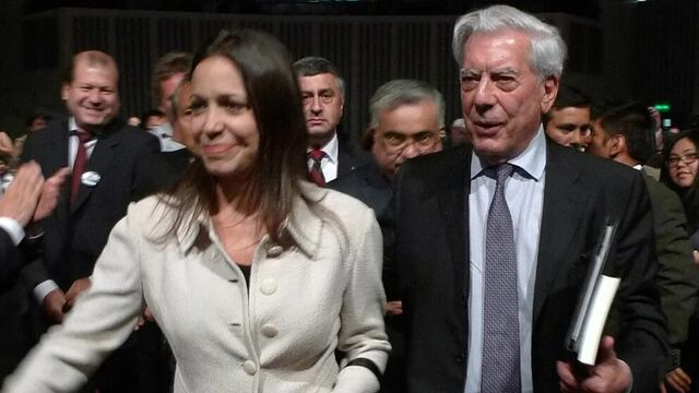 Mario Vargas Llosa felicitó a María Corina Machado tras su victoria en las primarias venezolanas