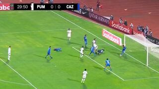 Luis Abram se luce con un gran despeje para impedir el gol durante el Pumas vs. Cruz Azul