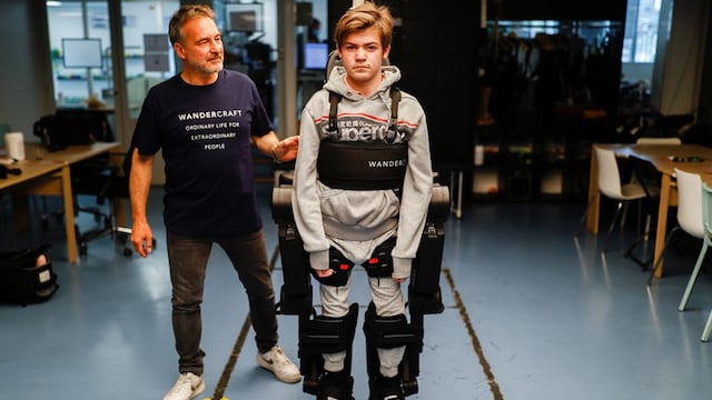 Un padre crea un exoesqueleto para que su hijo pueda caminar a sus 16 años