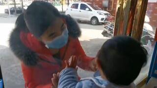 La triste historia de una enfermera china que solo pudo ver a su hijo a través de un vidrio a raíz del coronavirus