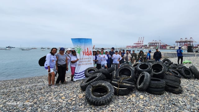 ¡A cuidar las playas! Extraen más de 100 llantas y otros residuos del mar del Callao