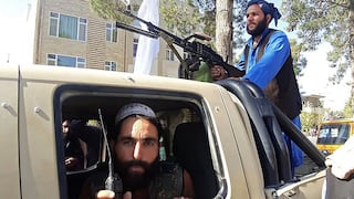 Los talibanes celebran con disparos al aire la salida de EE.UU. de Afganistán