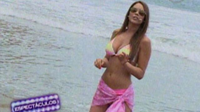 VIDEO: Karen Schwarz condujo programa en sexy bikini