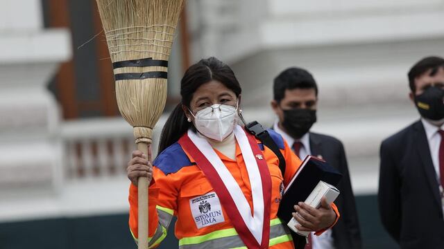 Isabel Cortez juró como congresista con su uniforme de trabajadora de limpieza: “Identifica nuestra labor” (VIDEO)