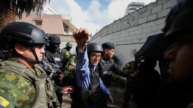 Elecciones en Ecuador: Candidato Christian Zurita vota con chaleco antibalas y casco