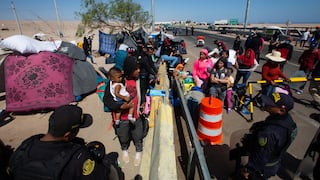 Migrantes bloquean el  paso vehicular en la frontera Perú – Chile