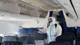 Reinicio de vuelos nacionales: ¿Cómo se procederá si una persona presenta síntomas de COVID-19 en el avión?