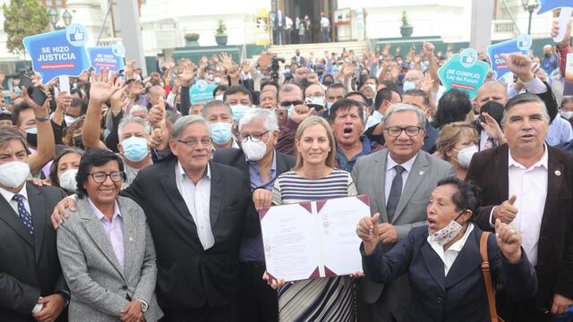 Presidenta del Congreso, María del Carmen Alva, firma autógrafa de ley para devolución del Fonavi
