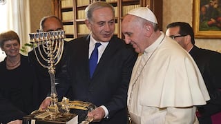 Papa Francisco recibe de Netanyahu libro sobre la Inquisición española